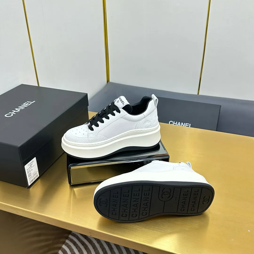 👟👟Ex-factory price 600👟👟 Upgraded version, upgraded version, upgraded version! No rebuttal accepted! ! ! ! Chanel Chanel panda shoes! 2025 counter's top casual sports shoes. This classic design; the upper is electro-embroidered with a variety of techniques; the outsole is fashionable and sporty; the unusual inclusion of a variety of color matching elements... The diversified mix and match is very good-looking and versatile, and can be used for leisure, fashion, sports, and outdoor... ꫛꫀꪝ Go➫ Materials: ❶Upper made of: original imported first-layer silk cowhide + original waterproof cloth + original first-layer cowhide ❷Inner lining: Original Yangli+Net ❸Outsole based on: Original TPU combination outsole Counter boutique packaging complete set for women 35–41 👉 👉
